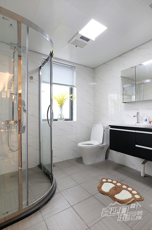 卫生间采用浅色瓷砖加强空间感，并进行了干湿分离。