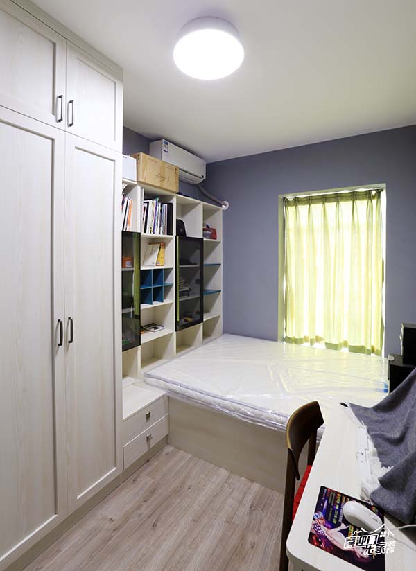 为了节省空间，也为了能给整个屋子多增加些储物空间，客房采用了榻榻米床的做法。