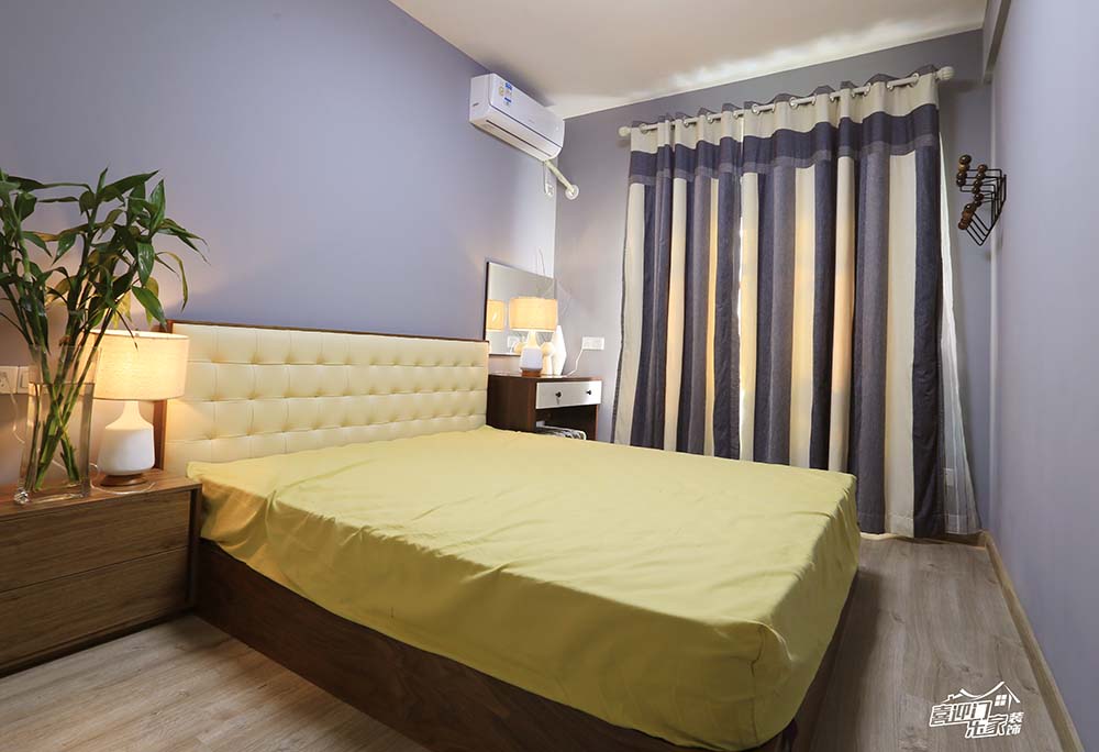 同样和客厅一样延续了灰色的墙面，床具还是延续了胡桃木的风格，在衣柜的选择上则采用了白色为主的基调。